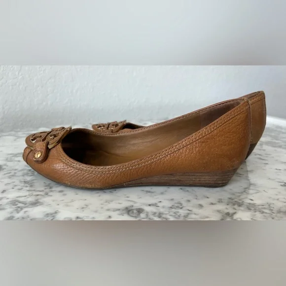 Tory Burch Camel/Tan Pebble Leather Peep Toe Mini Wedges, Size 7.5 - Picture 5 of 6